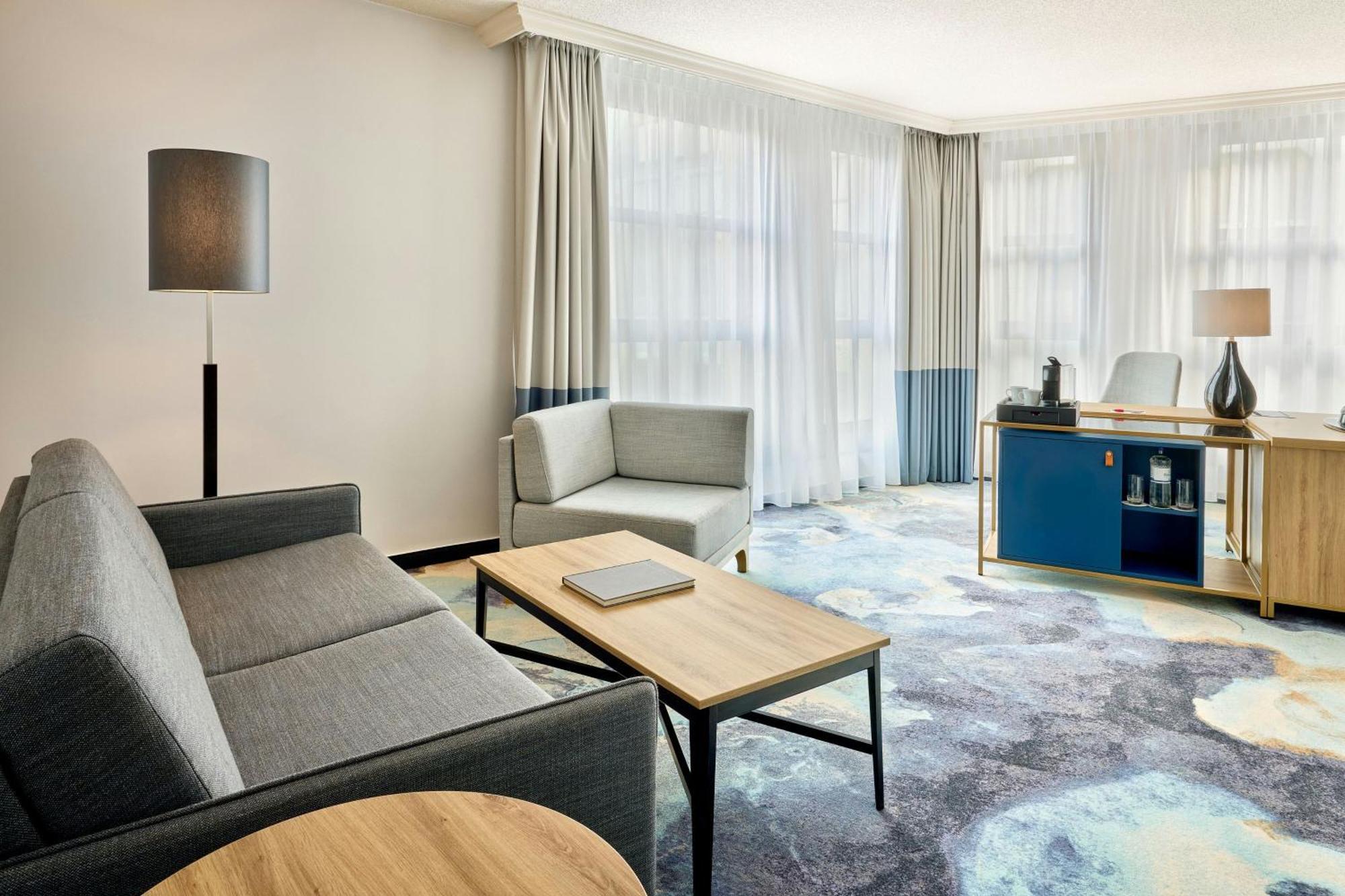 Suite Estudio más amplia con sofá cama y acceso al salón executive