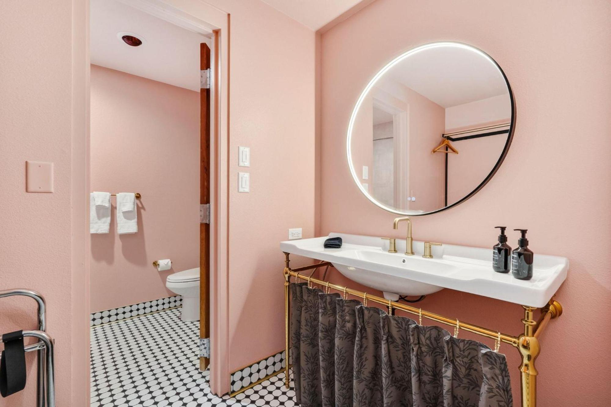 King Room - Interior Access/Non-Smoking
