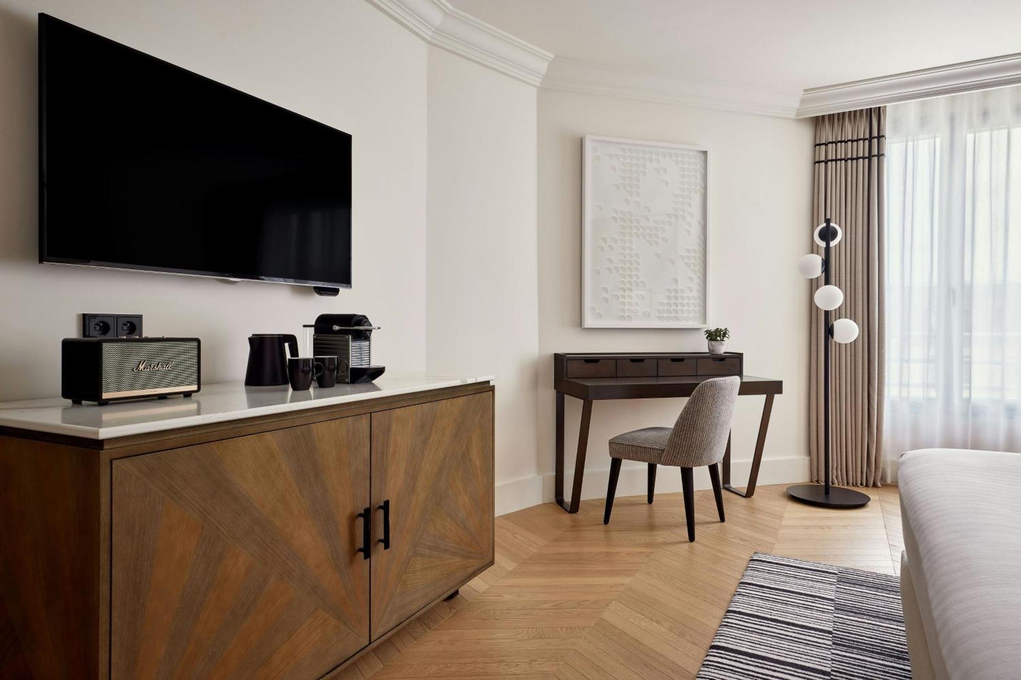 Quarto com Cama King-size e Vista da Avenida Champs-Élysées