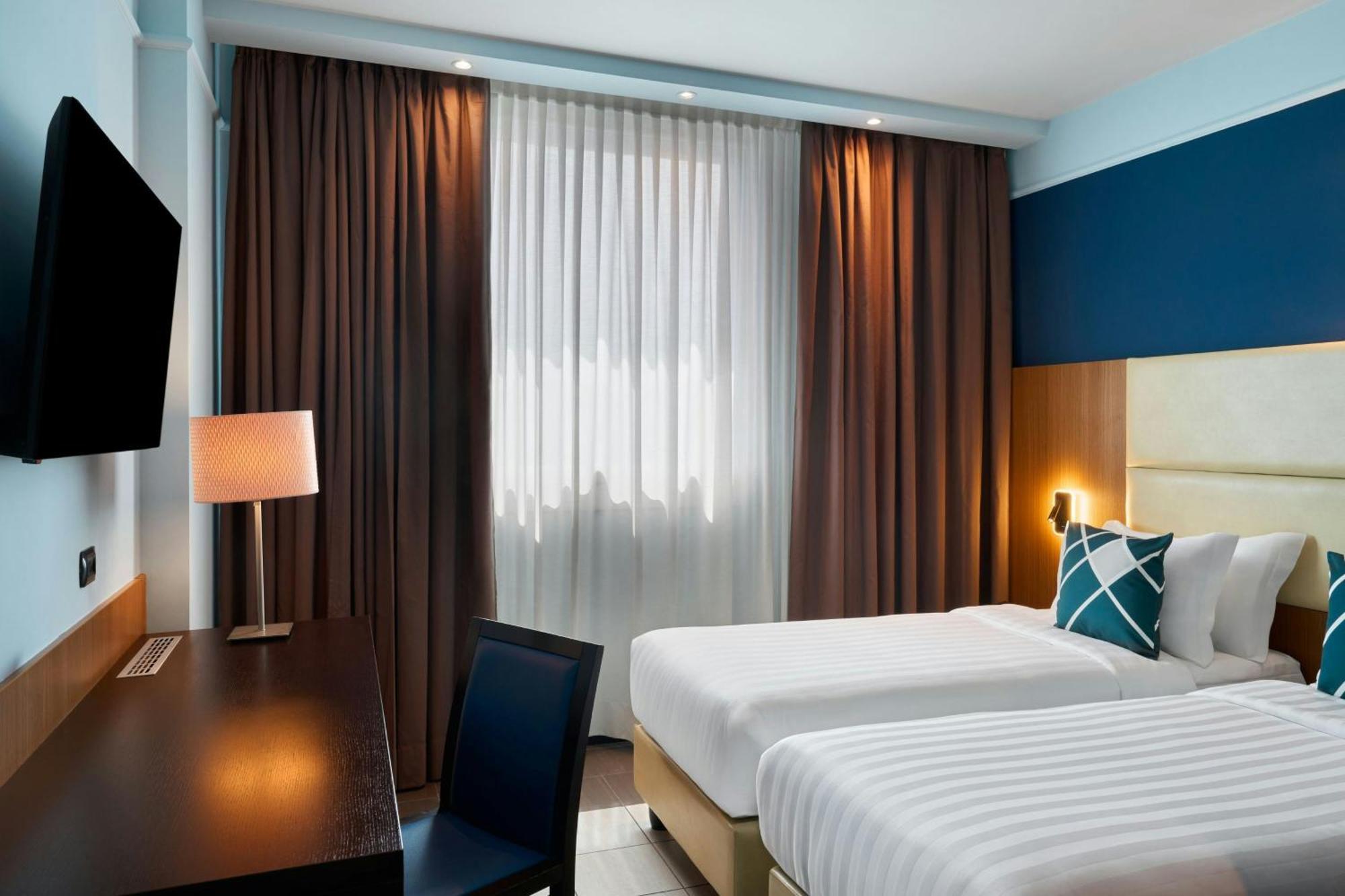 Standard Twin Room with Two Single Beds and City View