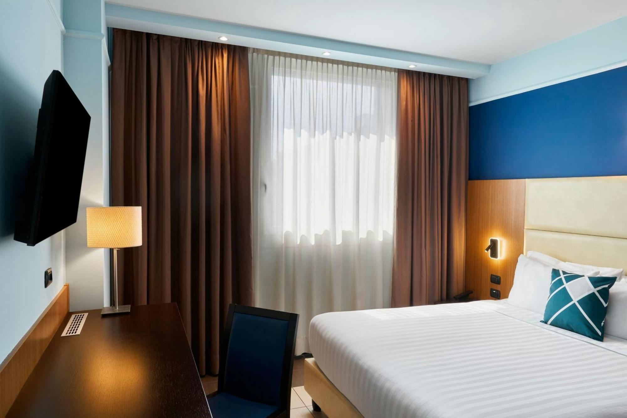 Standard Zimmer mit Queensize-Bett und Stadtblick