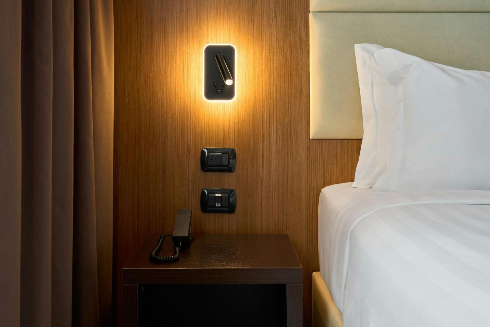 Standard Twin Room with One Single Bed and City View