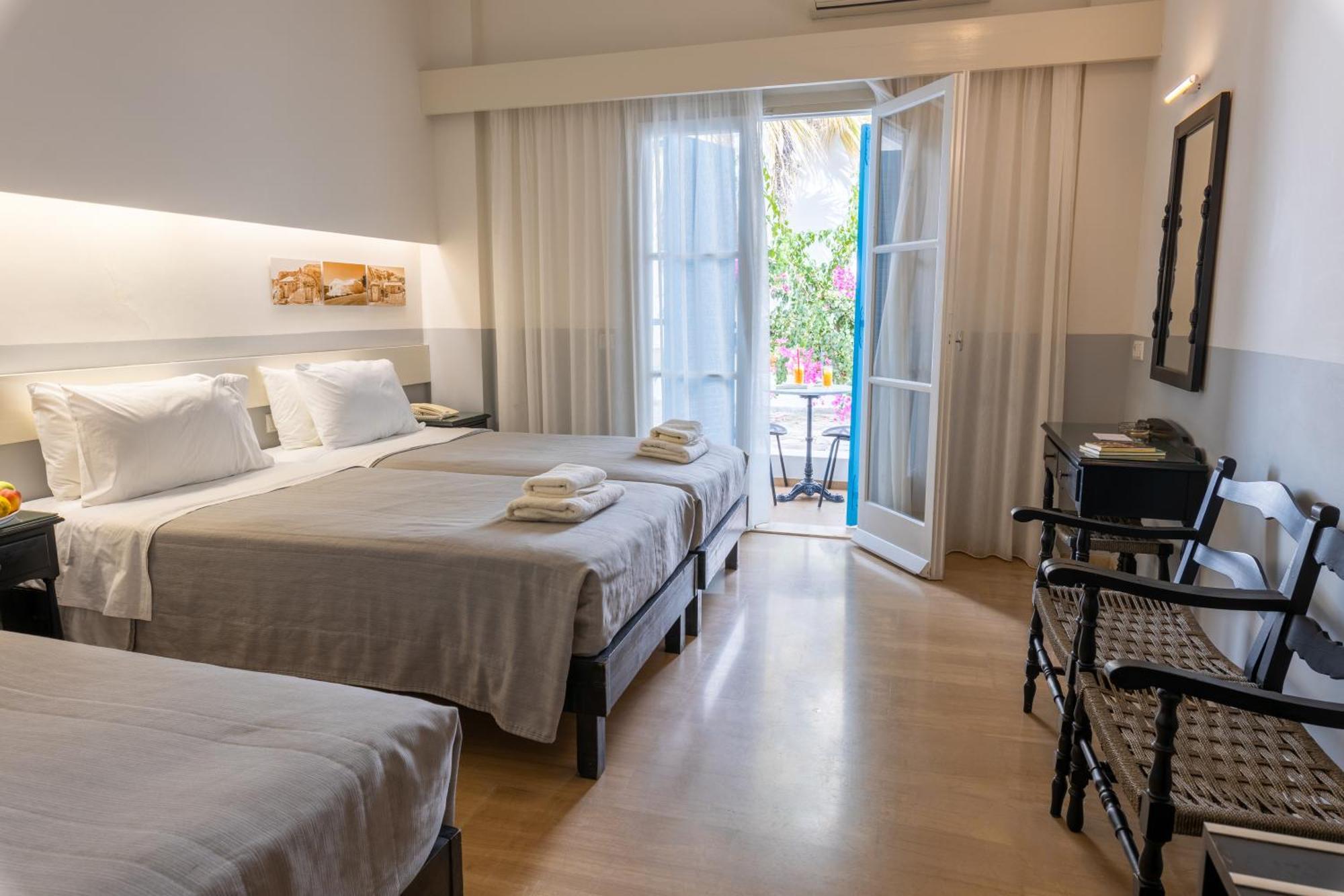 Dreibettzimmer mit Blick auf den Innenhof