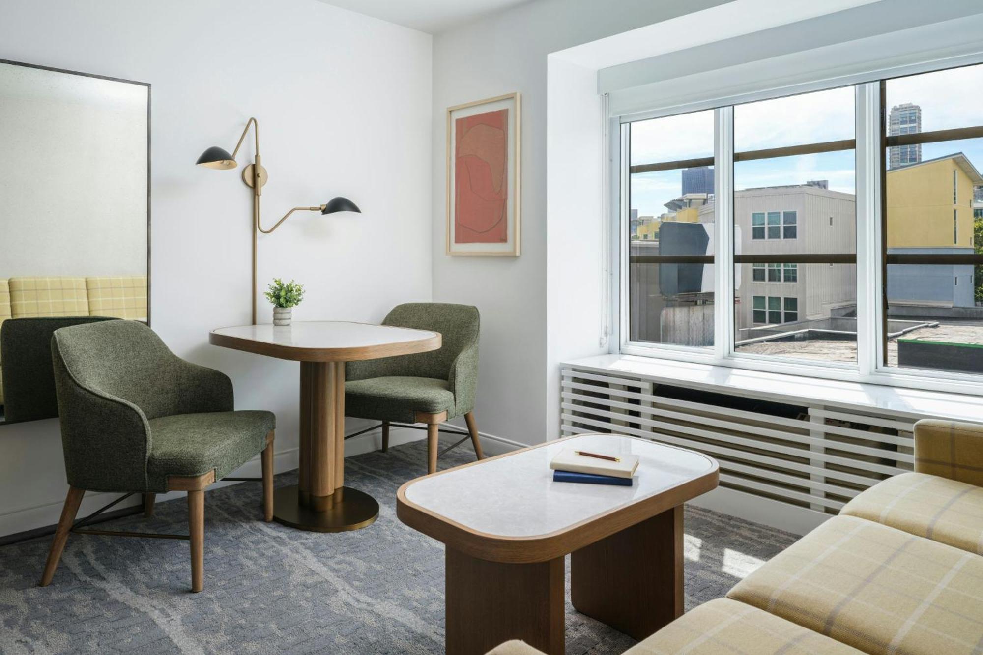 Larger Guest room 1 King Urban view