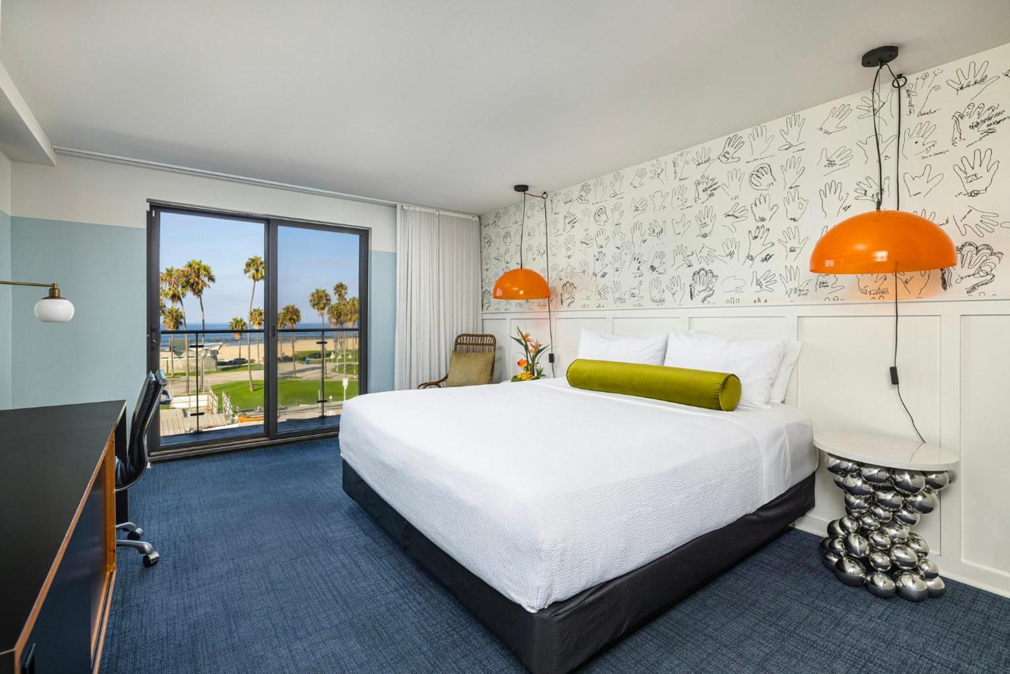 Habitación con cama extragrande y vistas al mar