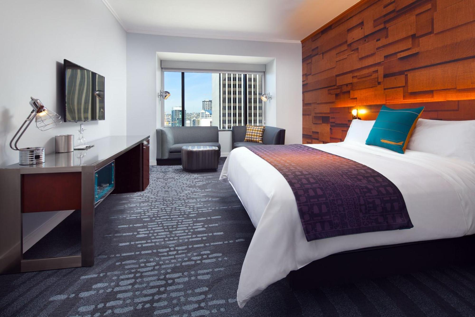 Deluxe King Room with City View and Roll-in Shower - High Floor - Mobility and Hearing Accessible