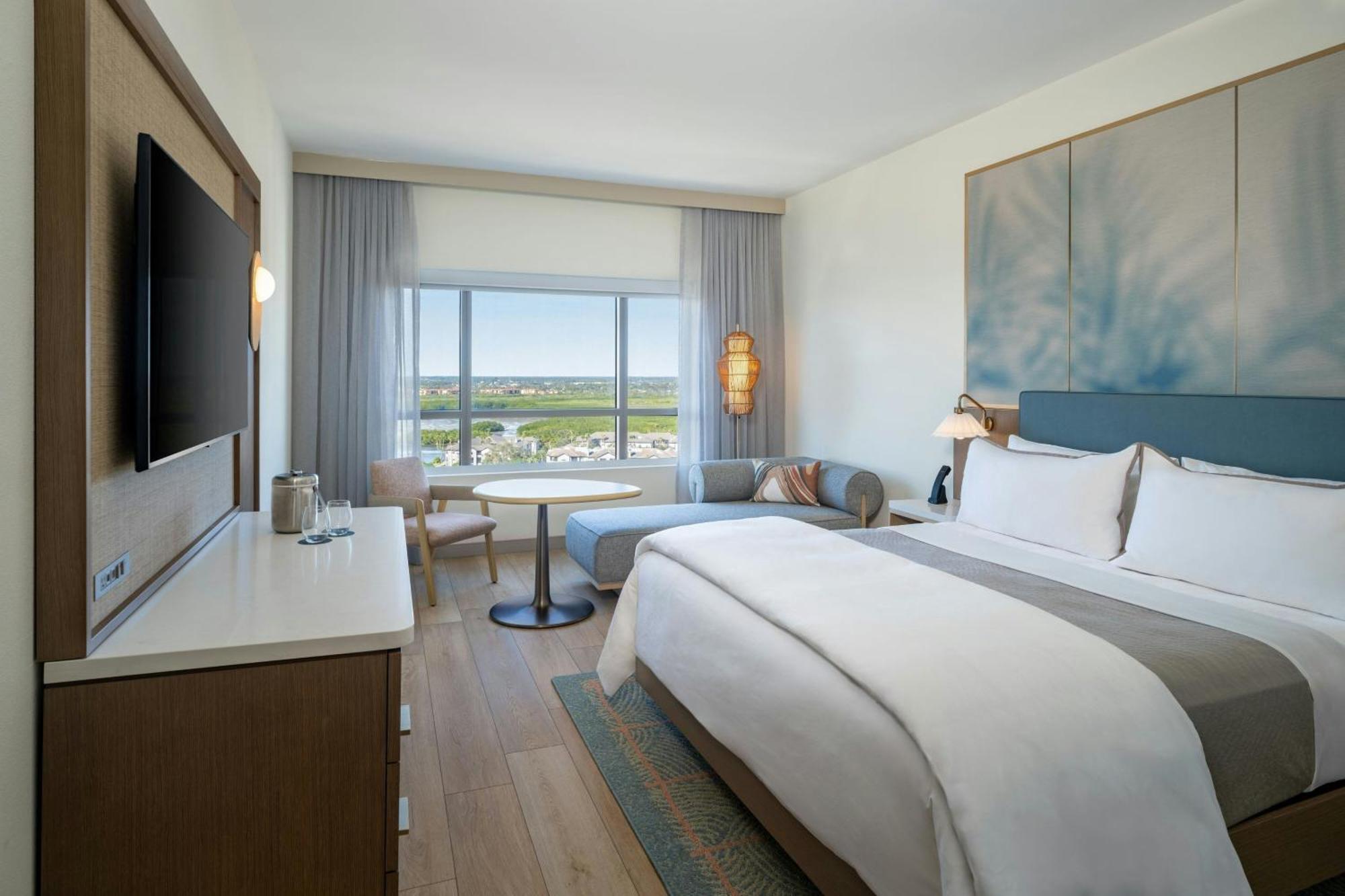 Zimmer mit Kingsize-Bett und eingeschränktem Blick auf die Bucht