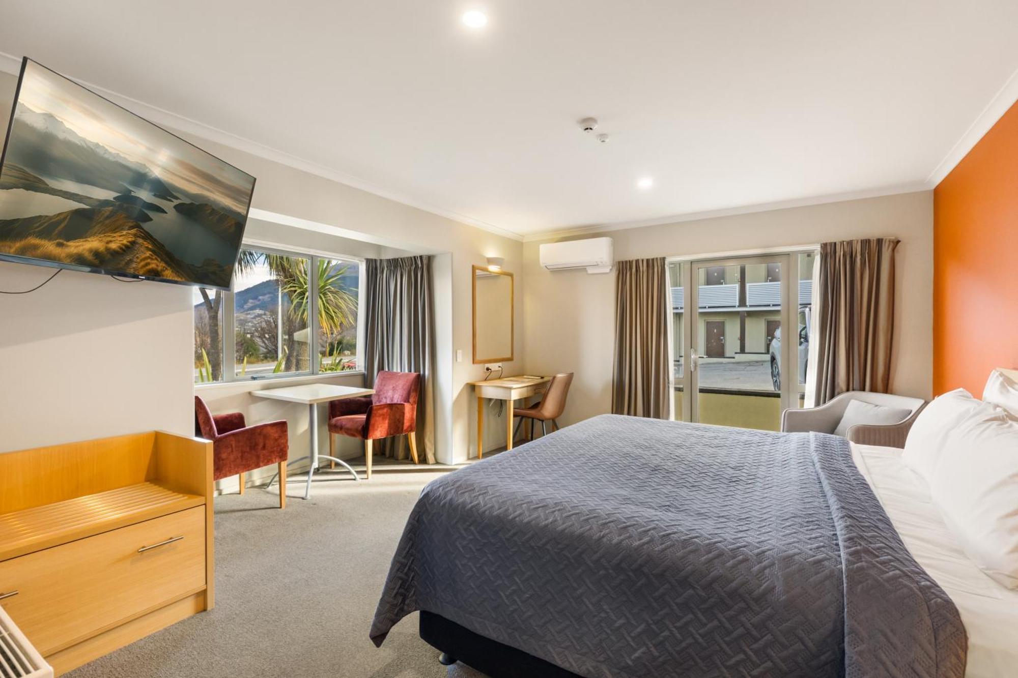 Lake View Studio with Spa Bath
