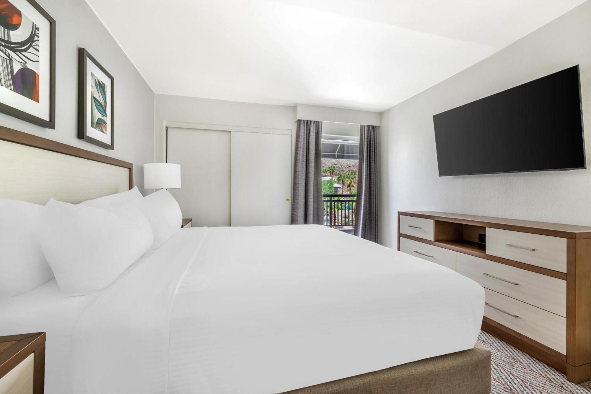 Suite de 1 dormitorio con cama extragrande y balcón