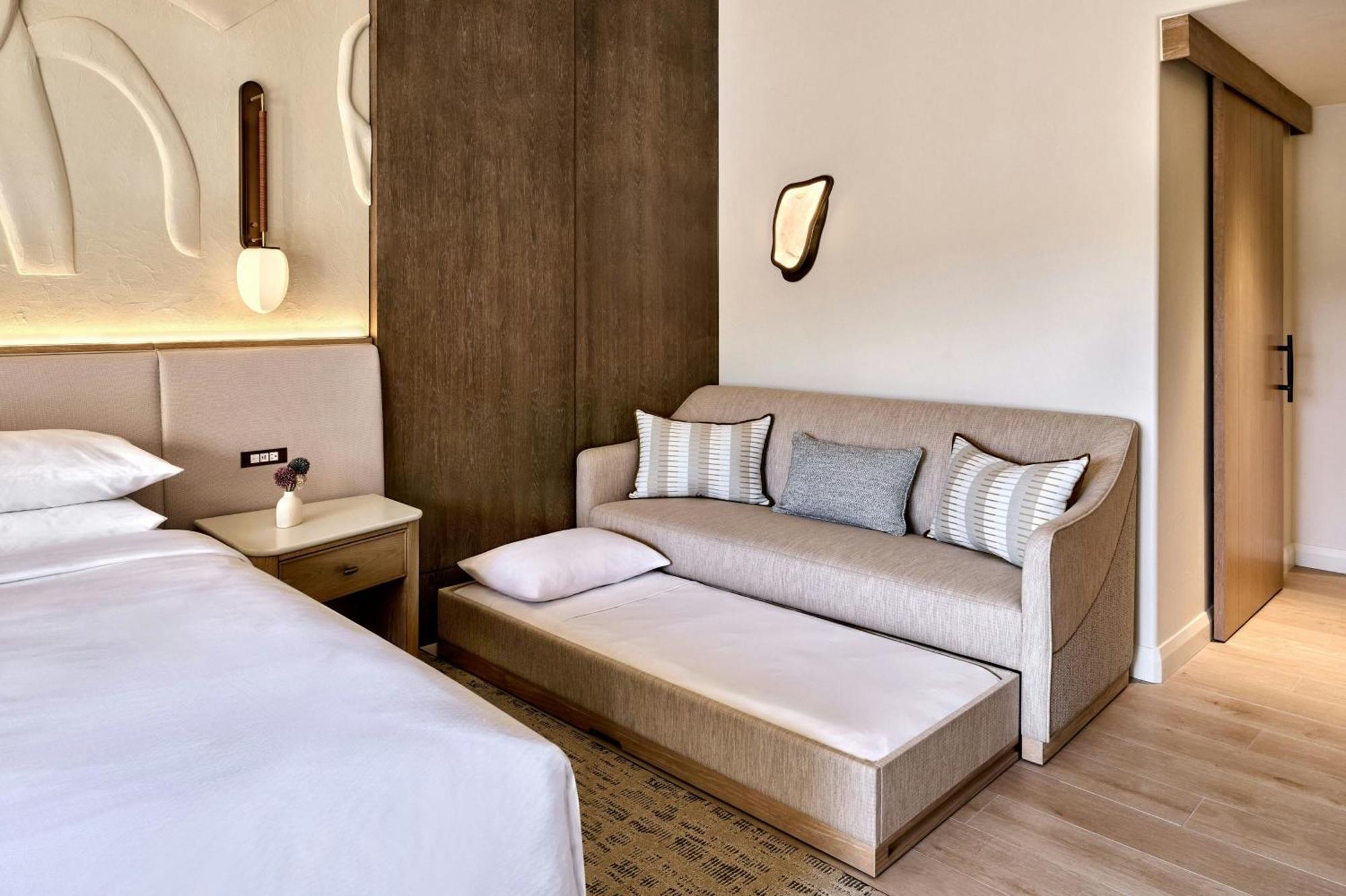 Zimmer mit 1 Kingsize-Bett und Blick auf den Strömungskanal oder den Golfplatz