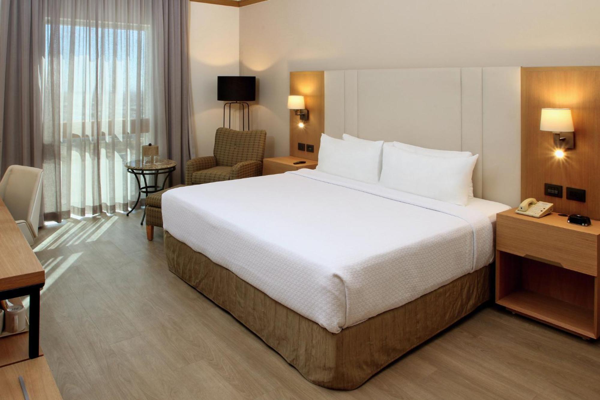 Standard King Room with Lounge Access
