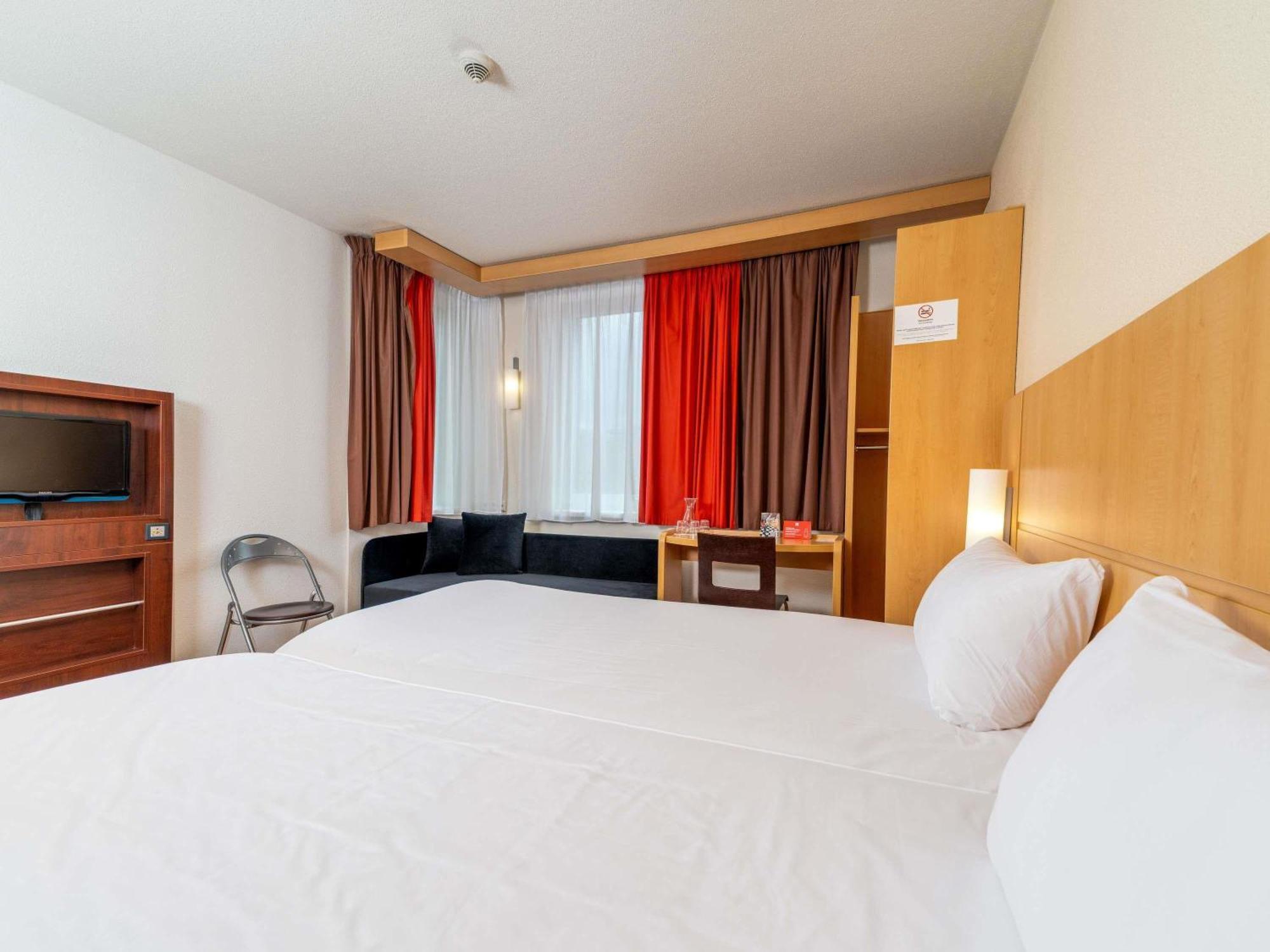 Standard Twin Room Disability Access