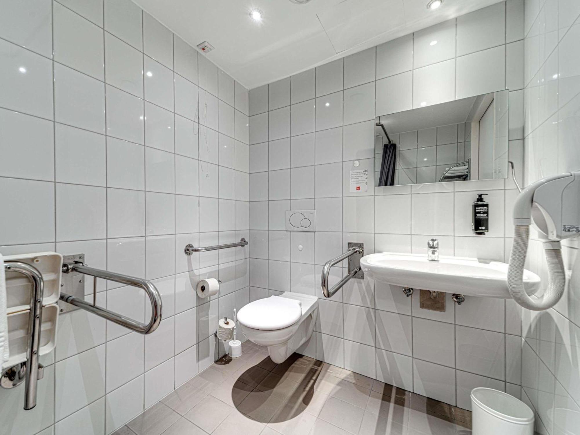 Standard Twin Room Disability Access