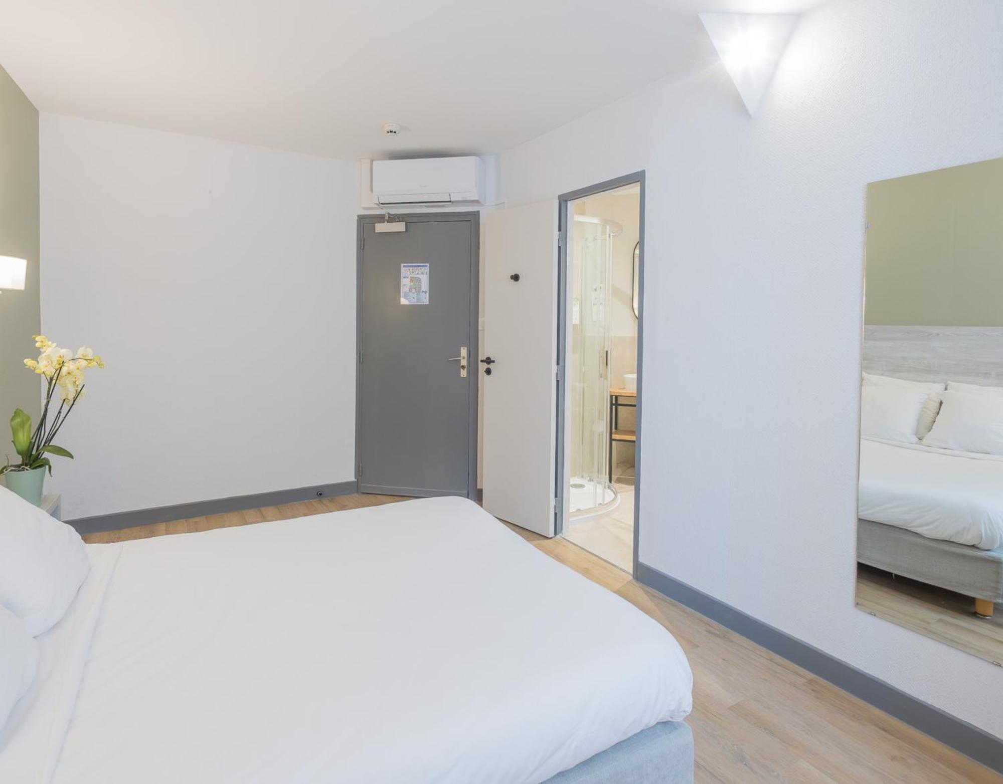 Standard Queen Room