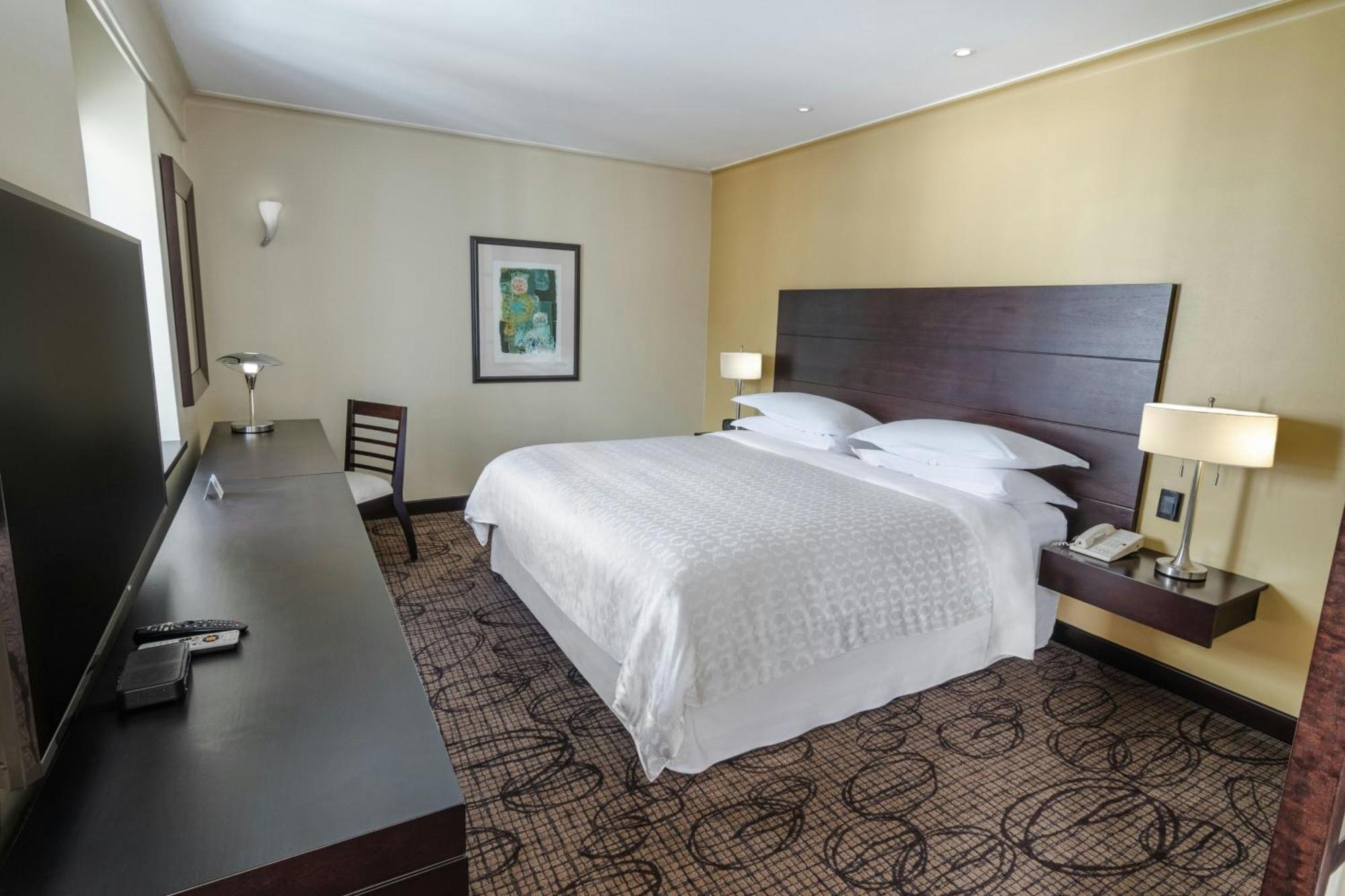One-Bedroom King Suite Sofa Bed Club Access