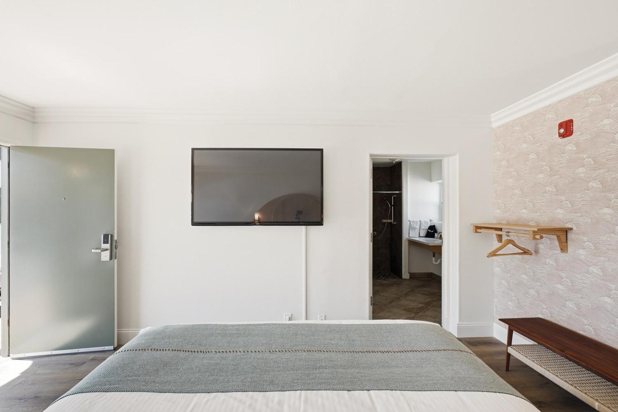 Deluxe King ADA - Renovated