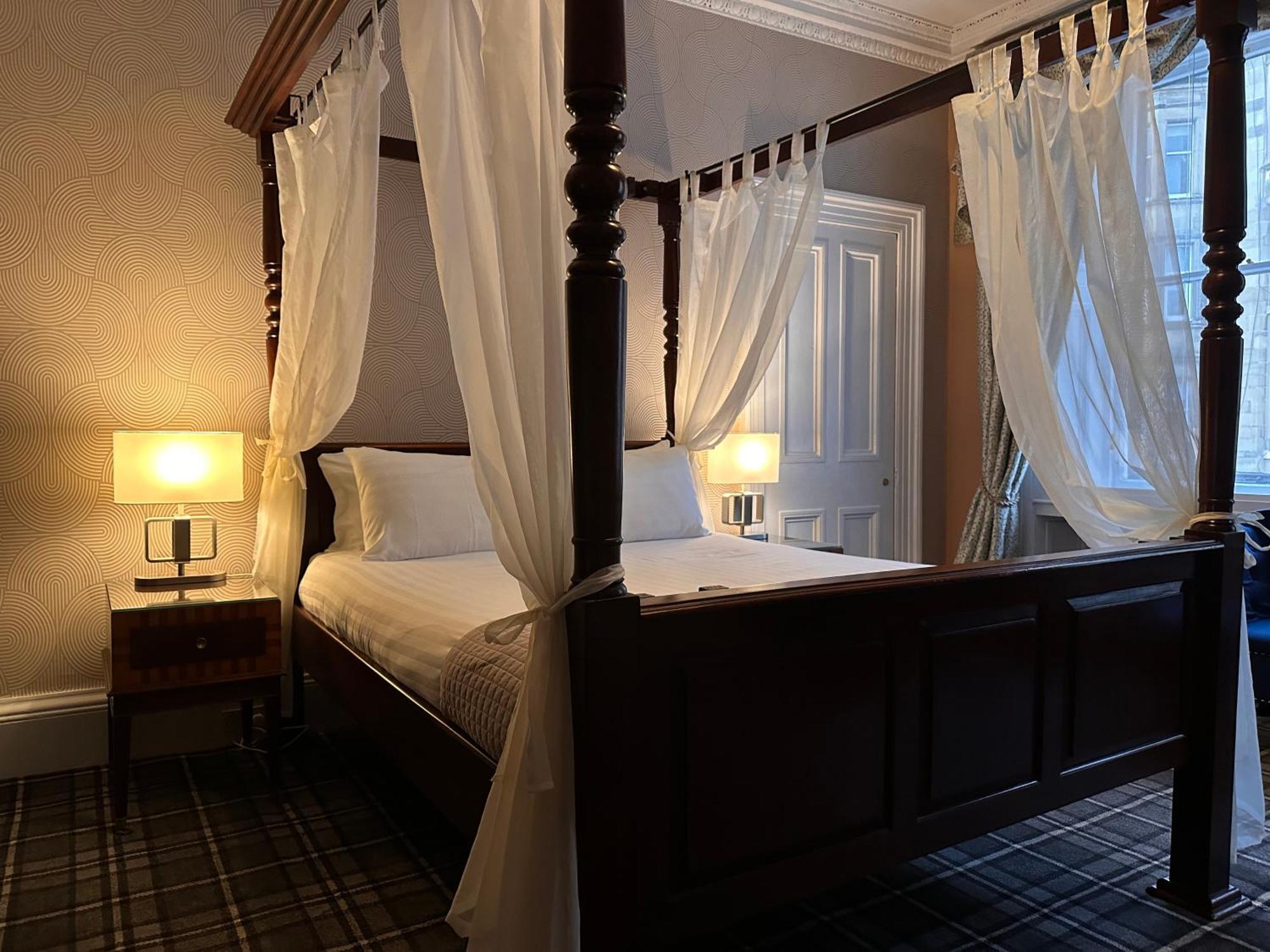 Luxe Kamer met kingsize hemelbed en eigen badkamer