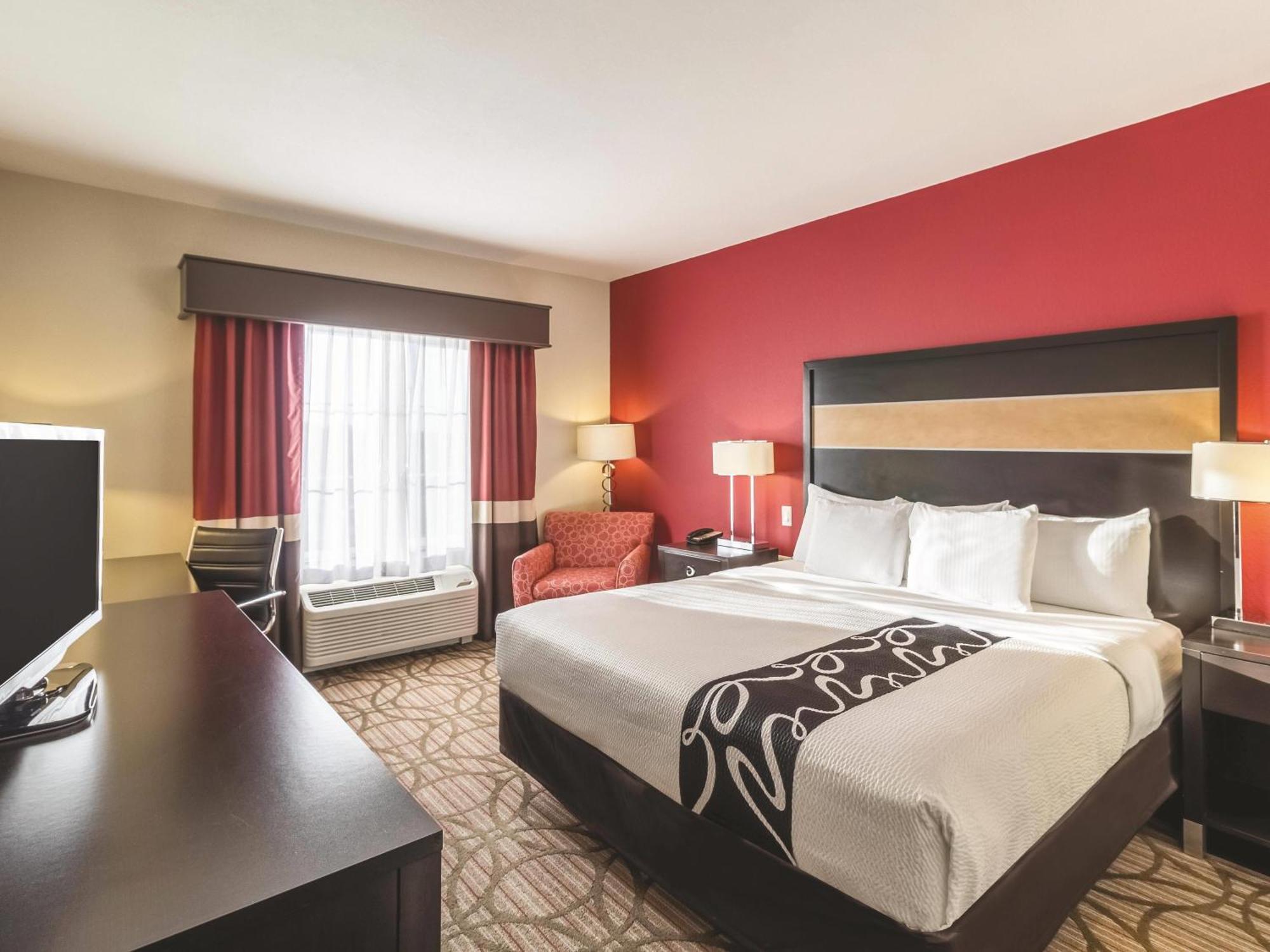 King Room with Roll-In Shower - Mobility Accessible/Non-Smoking