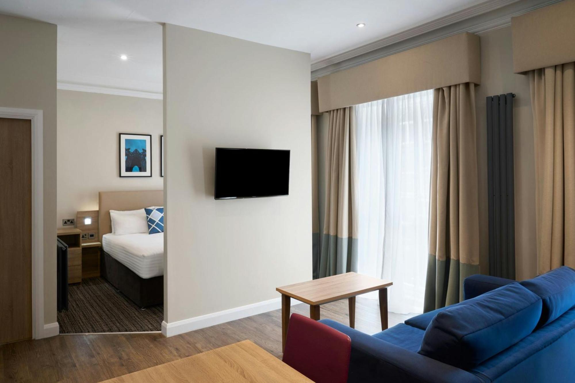 Estudio más grande con 1 cama extragrande y sofá cama