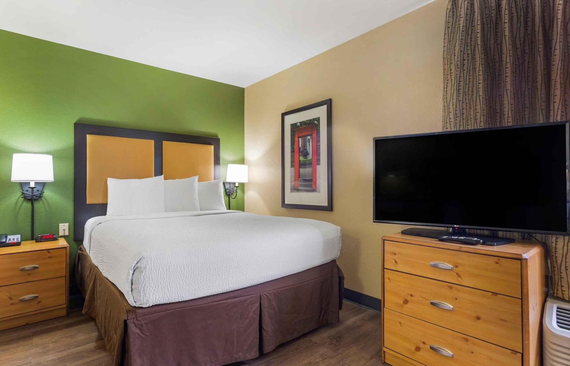 Deluxe Studio 1 Queen Bed Non-Smoking