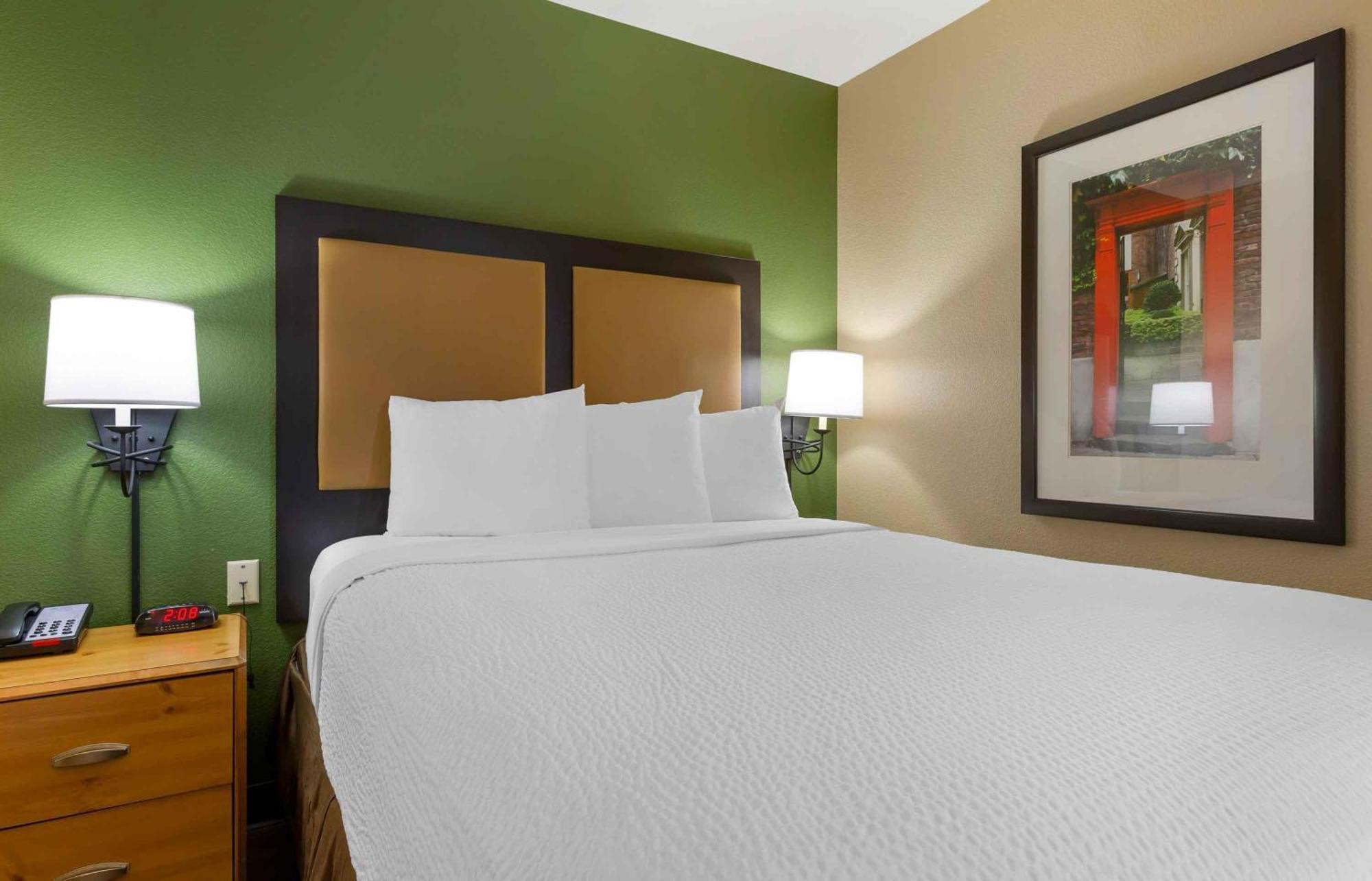 Deluxe Studio 1 Queen Bed Non-Smoking