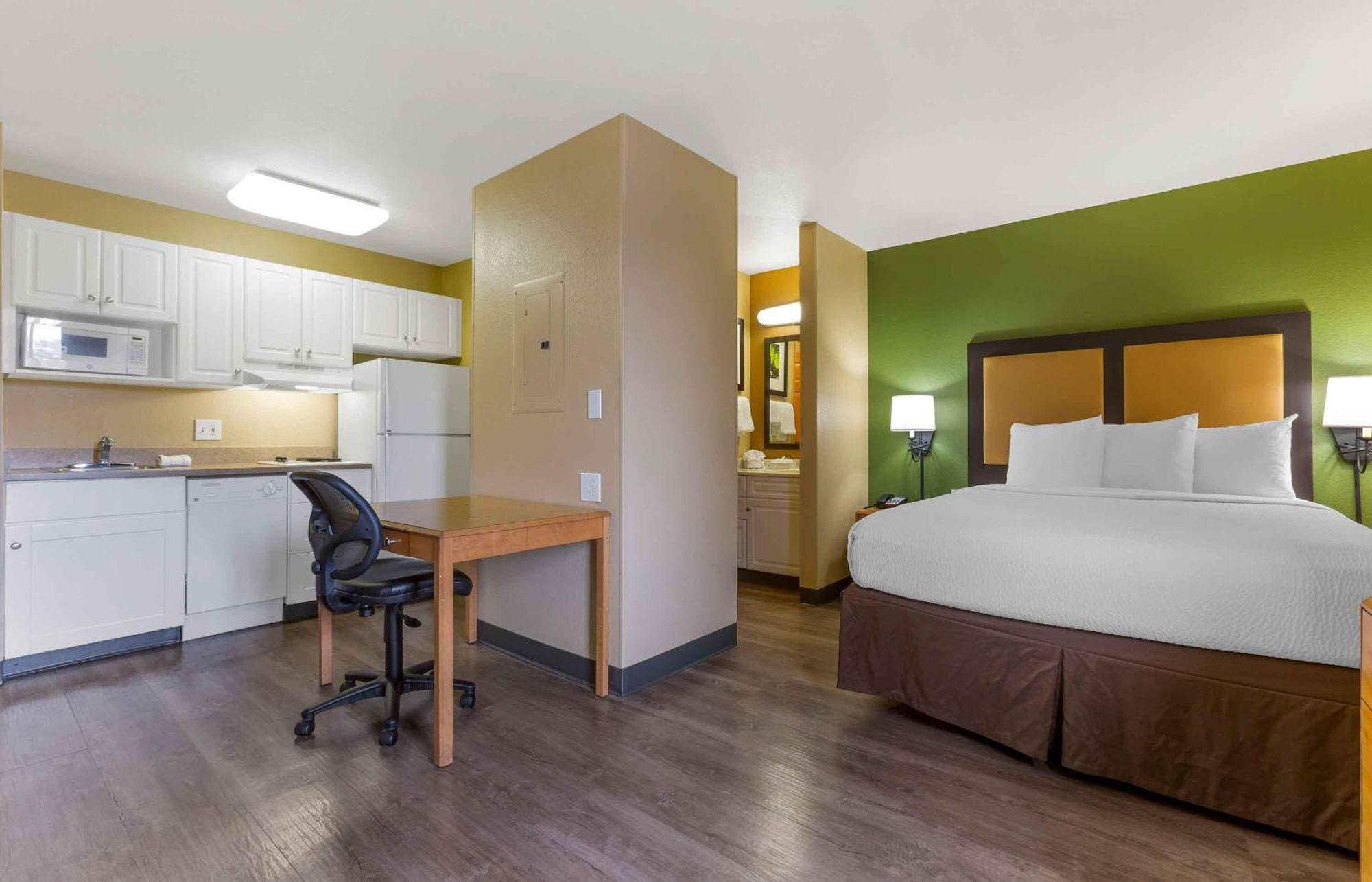 Deluxe Studio 1 Queen Bed Non-Smoking