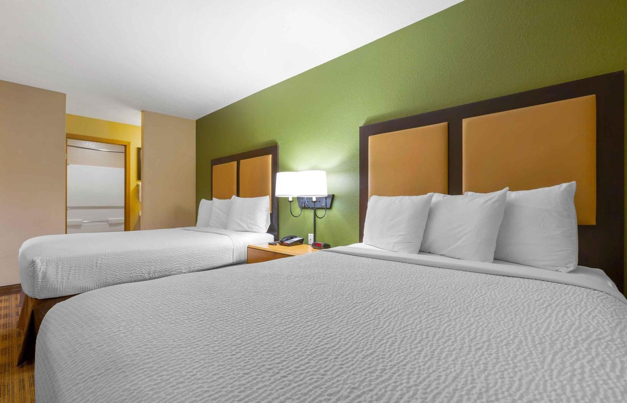 Deluxe Studio 2 Queen Beds Non-Smoking