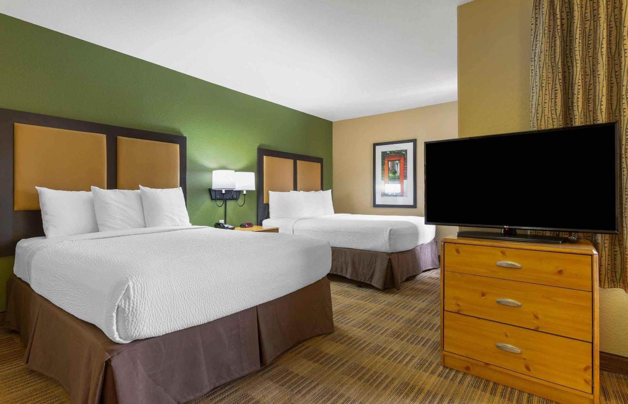 Deluxe Studio 2 Queen Beds Non-Smoking