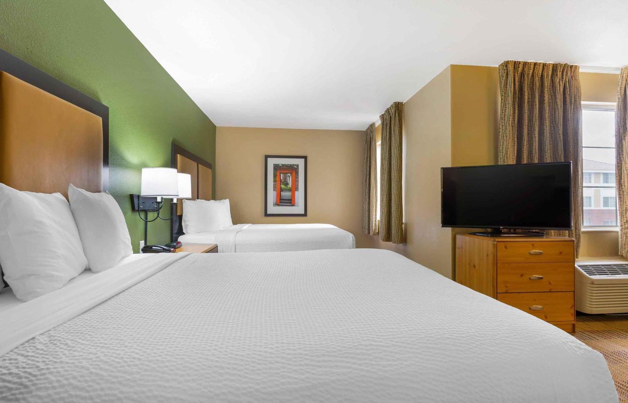 Deluxe Studio 2 Queen Beds Non-Smoking