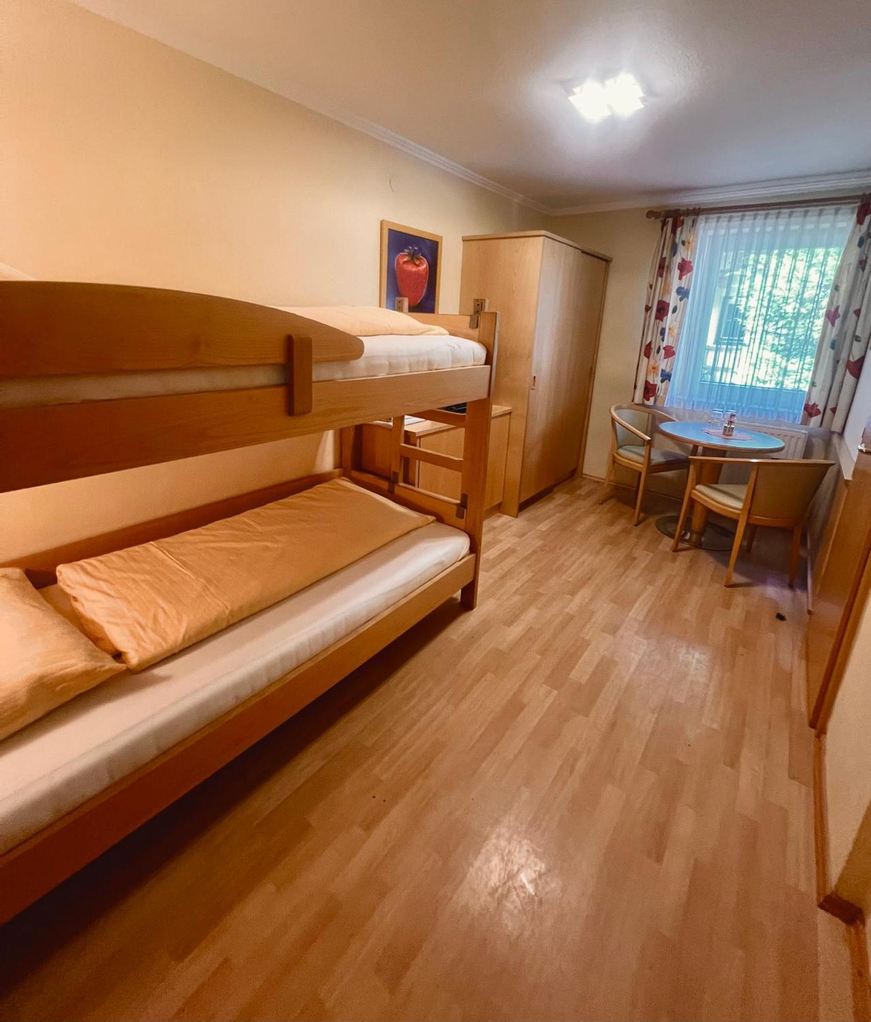 Vierpersoonskamer met Badkamer