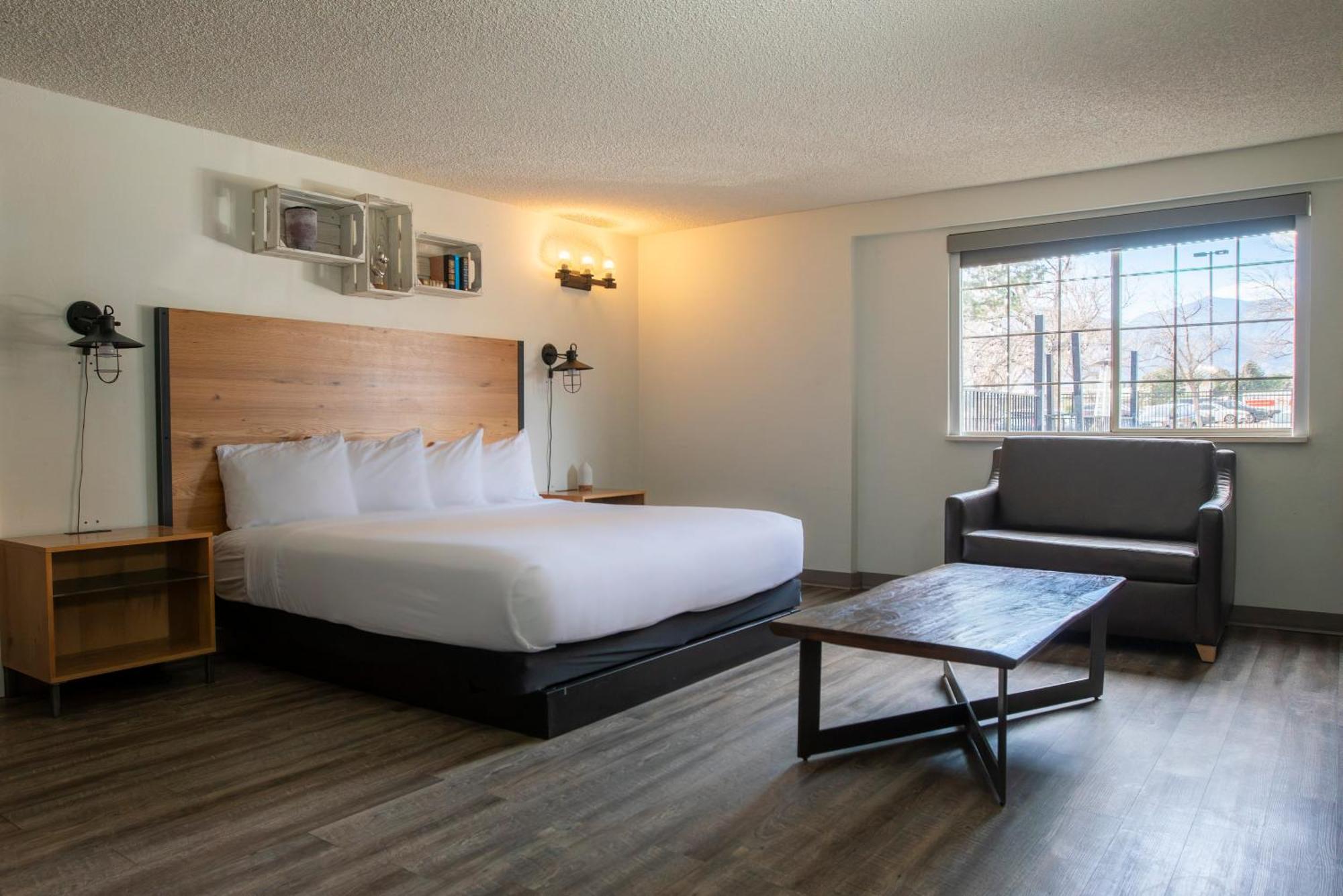 Deluxe King Room with Interior Entry - Non-Smoking