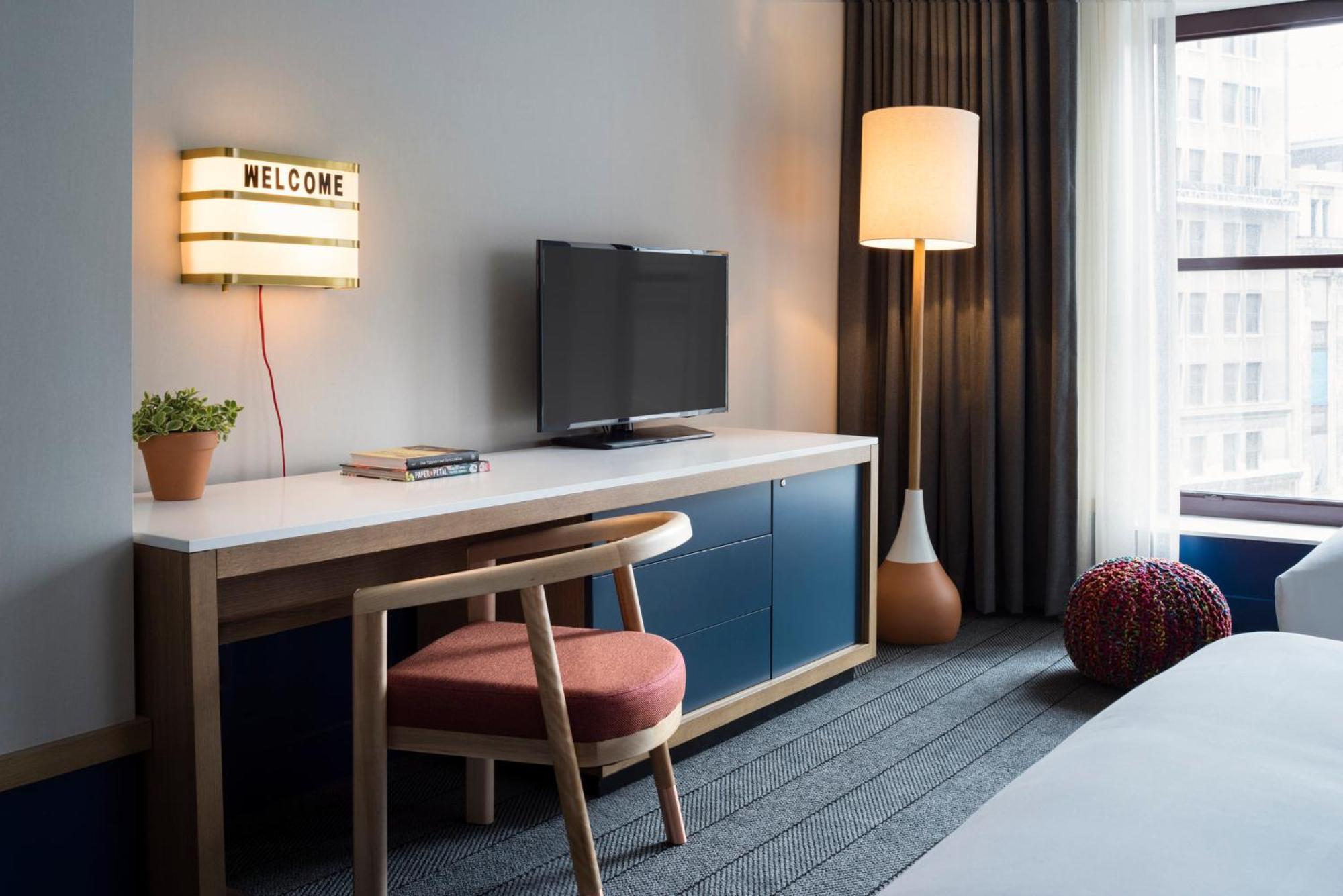 Habitación con cama extragrande y vistas a la ciudad