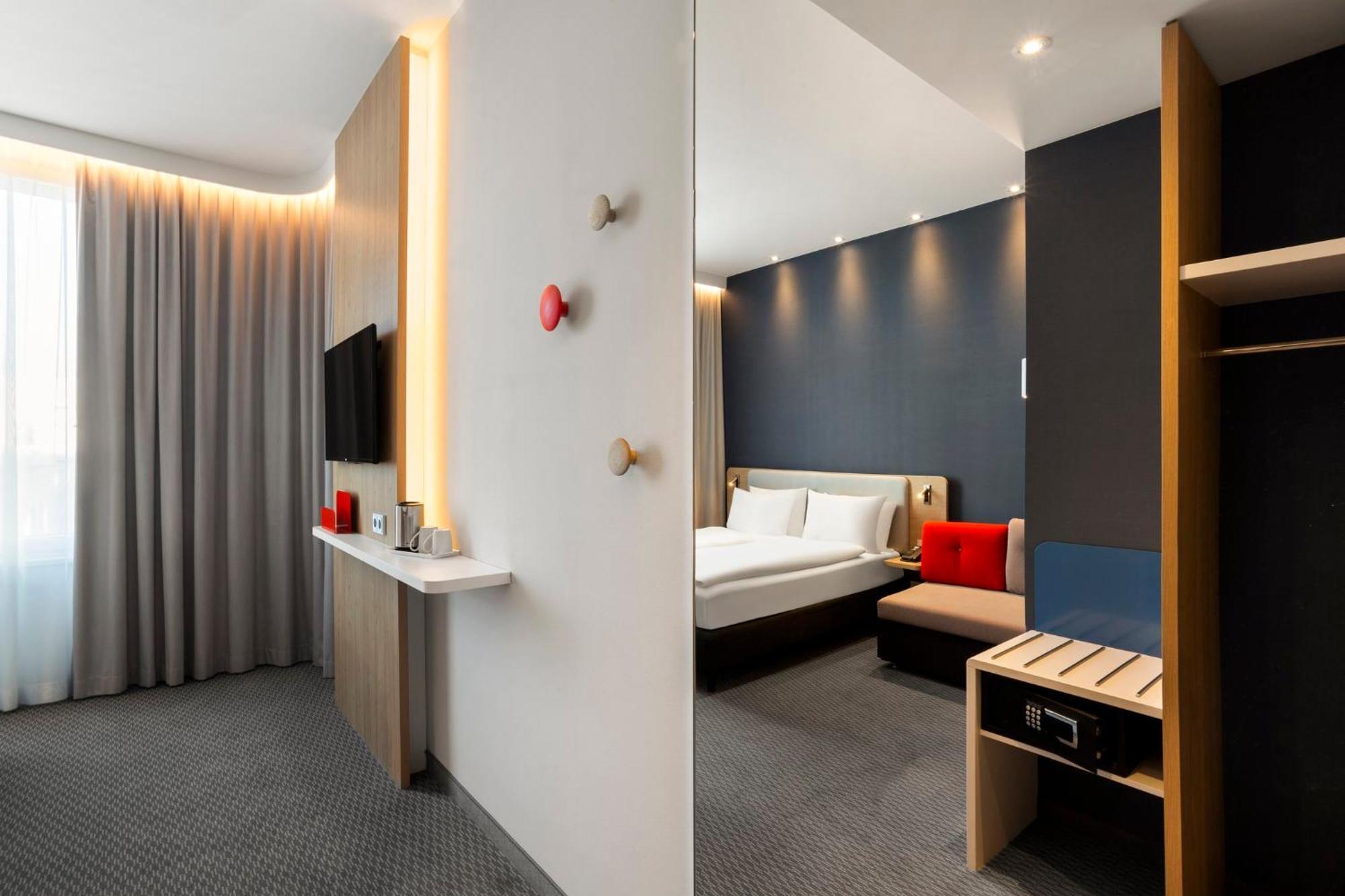 Standad Queen Room with Sofa Bed