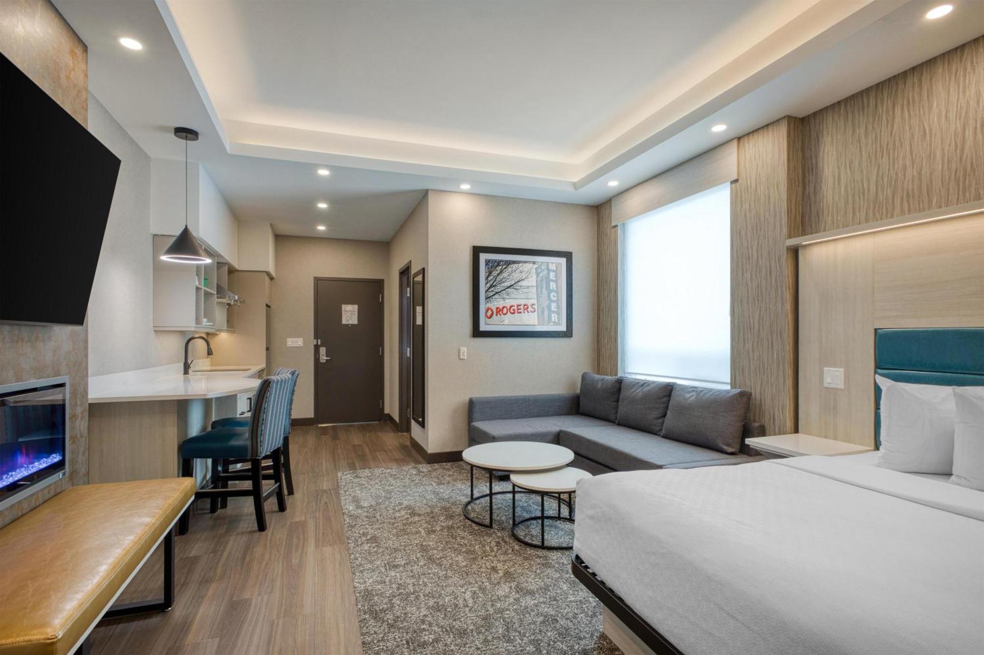 King Suite with Sofa Bed, Fireplace, Kitchenette and Shower - Non-Smoking