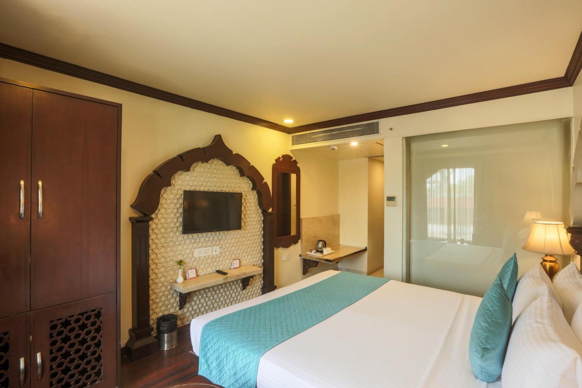 Deluxe Double or Twin Room:  20% off food and beverage, Free welcome drink, Free parking/ Free valet parking. Free room upgrade (subject to availability), Early check-in (subject to availability), Late check-out (subject to availability)