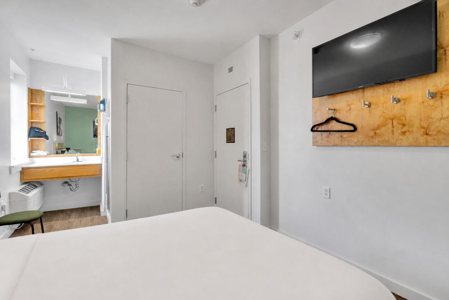 Habitación con cama grande