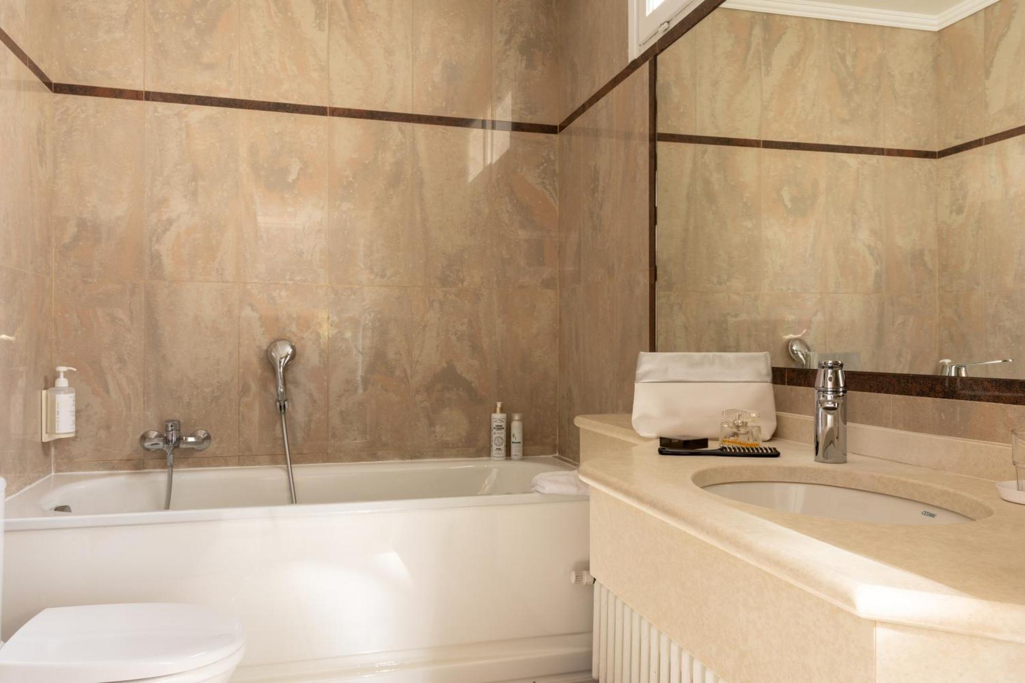 Quarto Grande com 2 Camas de Solteiro