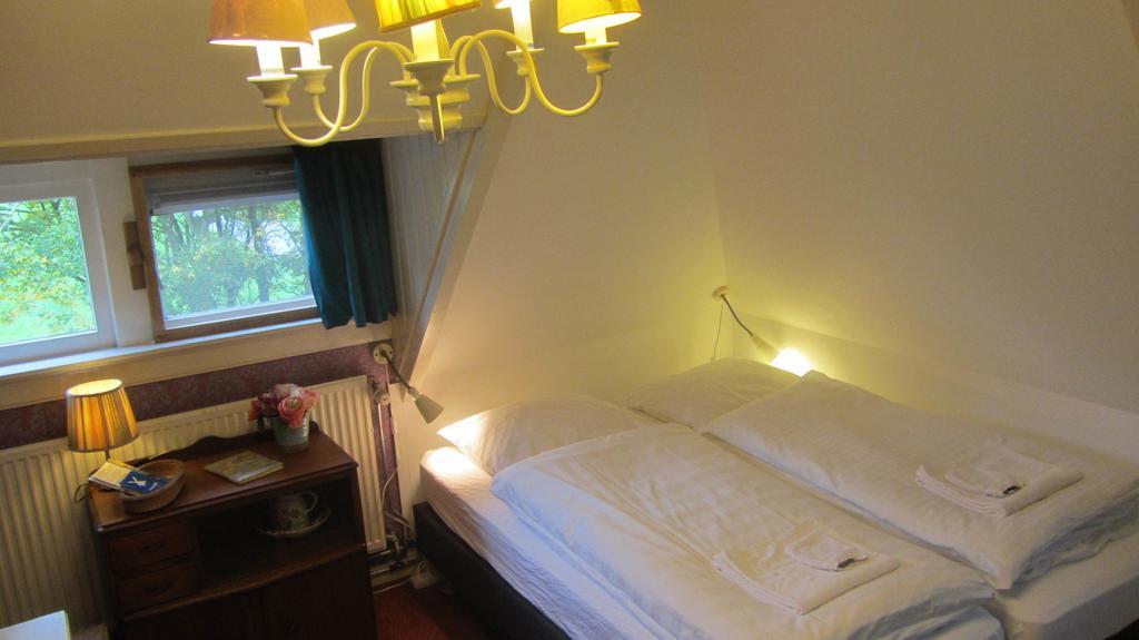 Deze driepersoonskamer heeft een gedeelde badkamer.