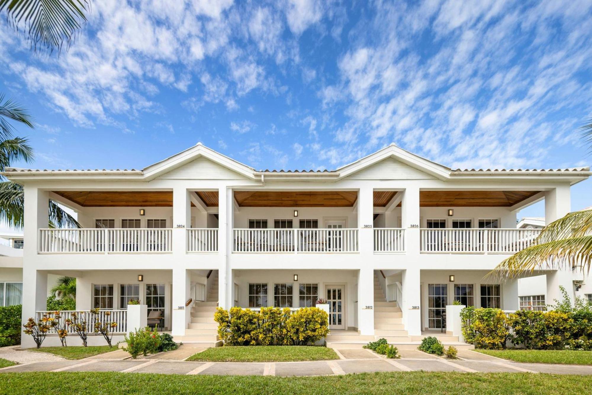 Oceanfront Reef House 3 Bedroom Suite, 1 King, 2 Queen, Balcony