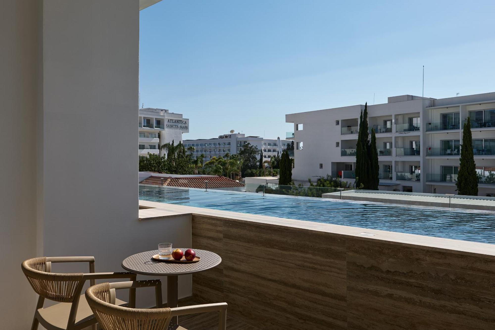 Deluxe Swim Up Upper Level Adults Only