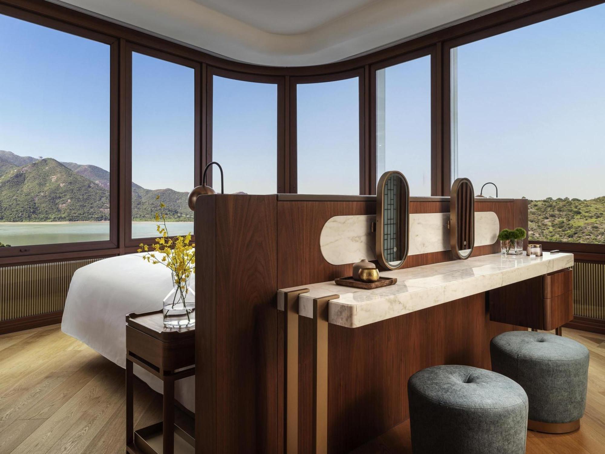 Sunset Suite 1 King Size Bed Lounge Access Corner Suite panoramic view