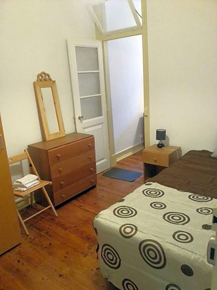 Tweepersoonskamer met 2 Aparte Bedden en Gedeelde Badkamer