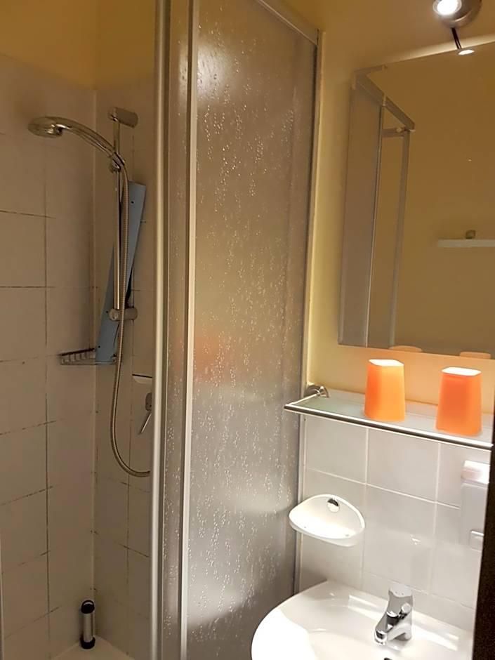 Doppel-/Zweibettzimmer mit Dusche