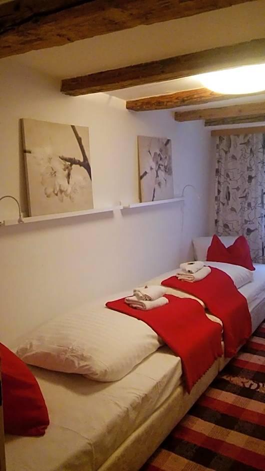 Zweibettzimmer mit eigenem Bad außerhalb des Zimmers