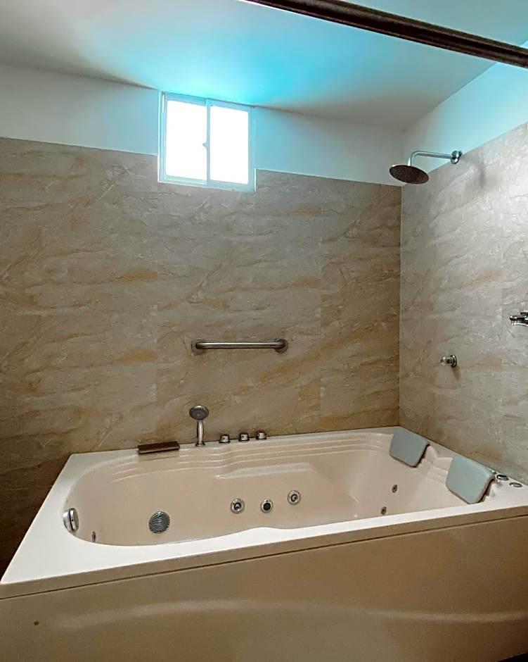 Deluxe Suite Spa Bath