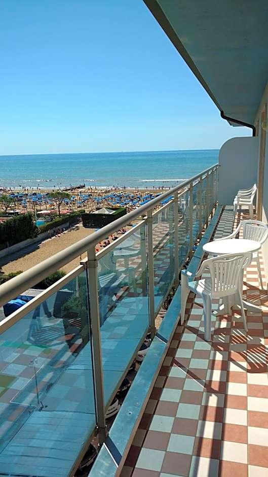 2 Habitaciones Dobles comunicadas con balcón y vistas parciales al mar