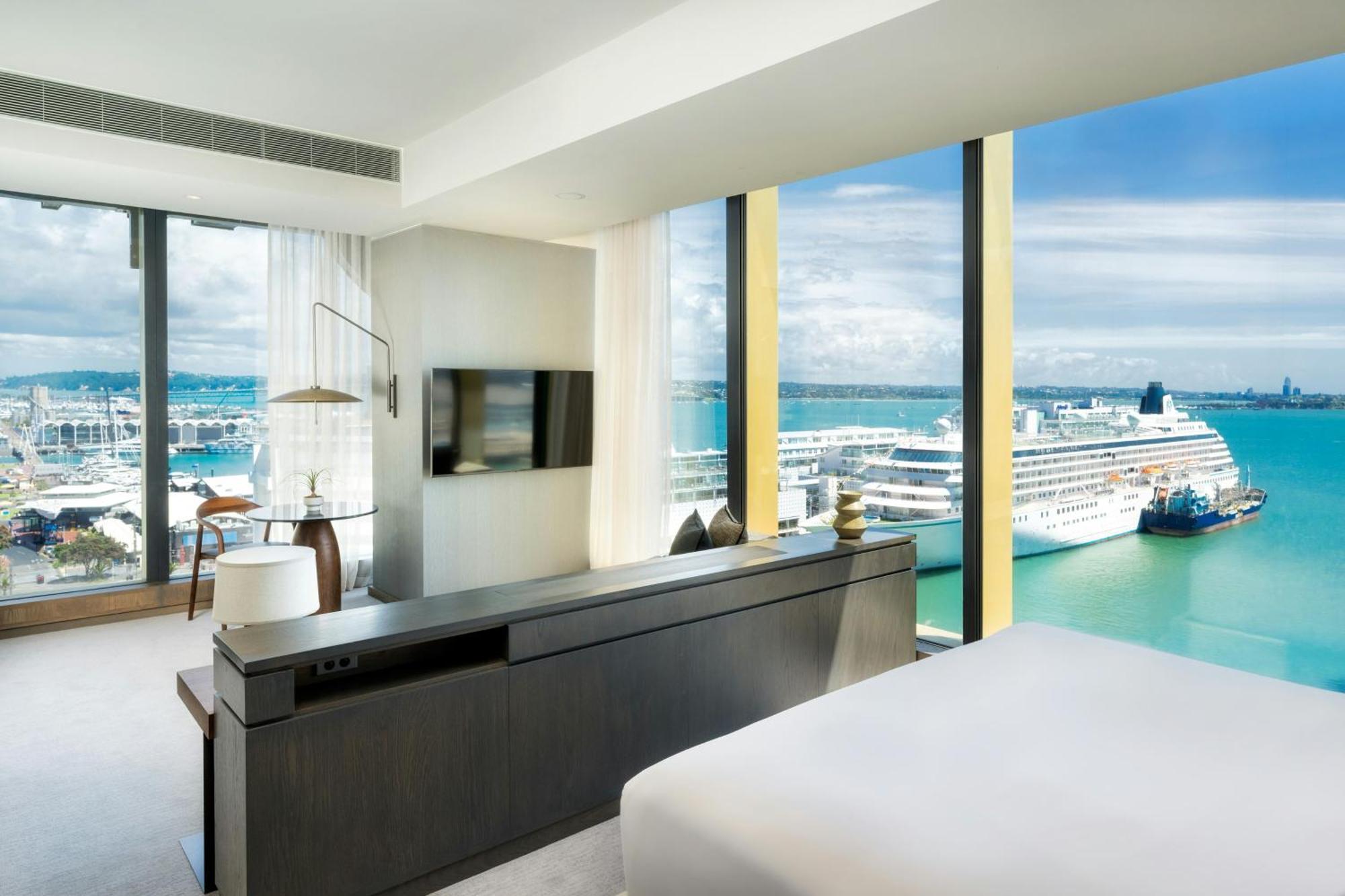 Junior King Suite with Harbour View - Club Lounge Access