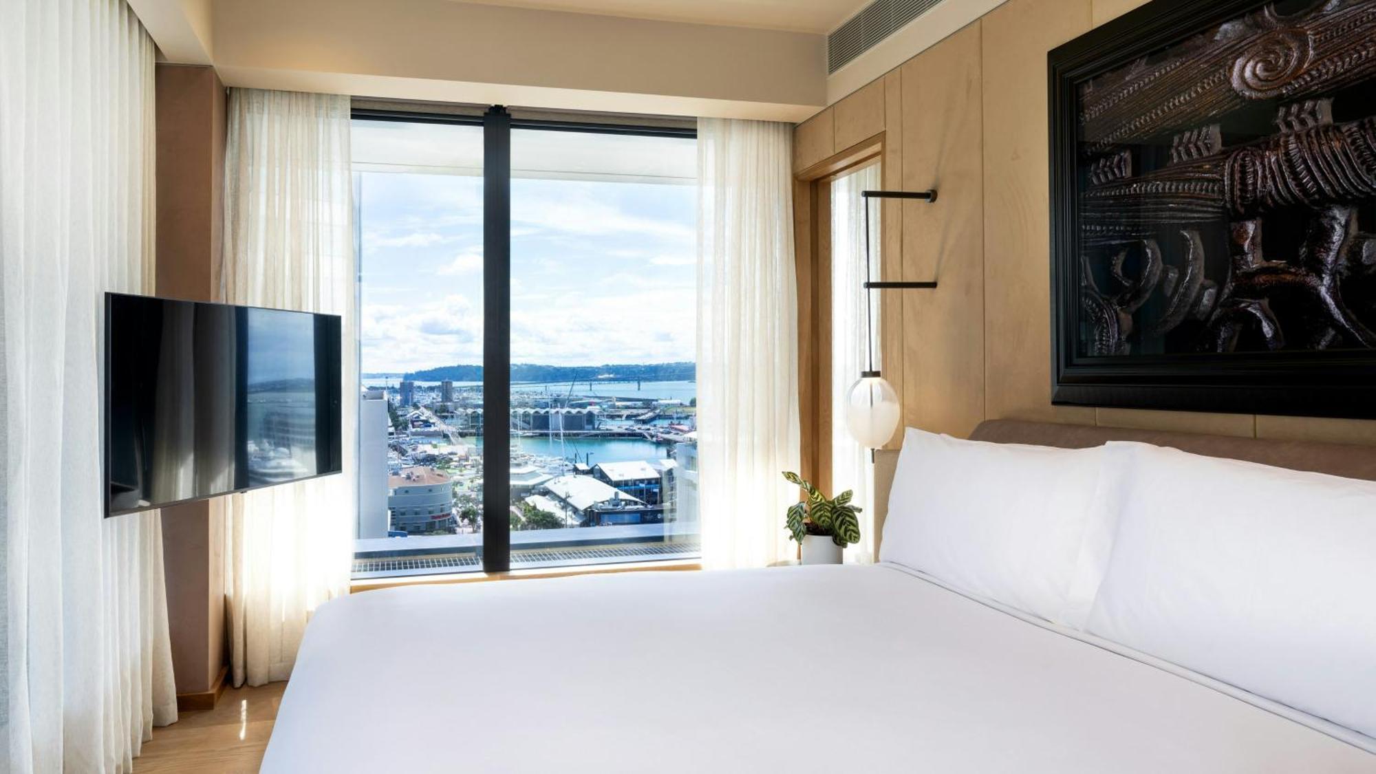 One-Bedroom Suite with City View - Club Lounge Access