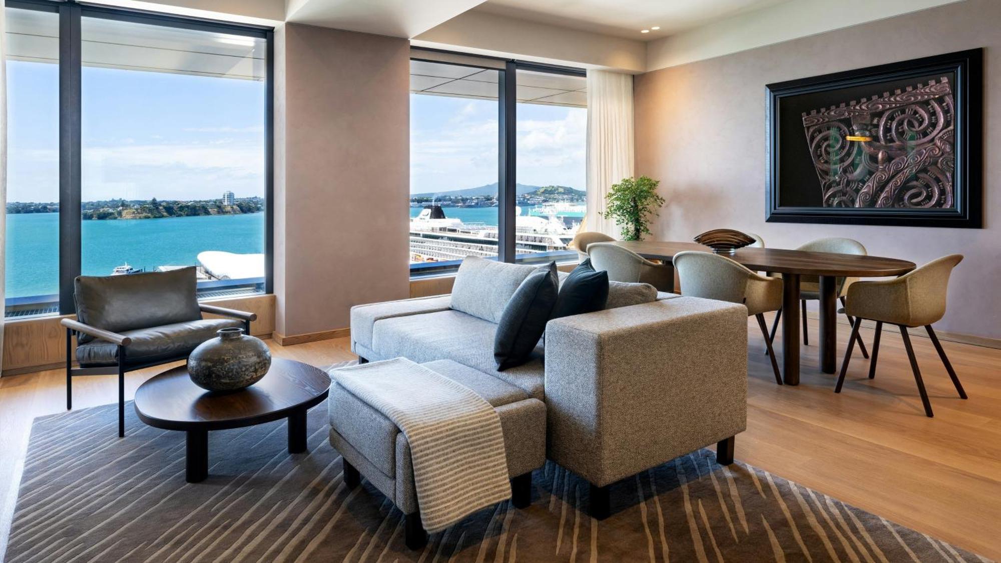 One-Bedroom Suite with Harbour View - Club Lounge Access