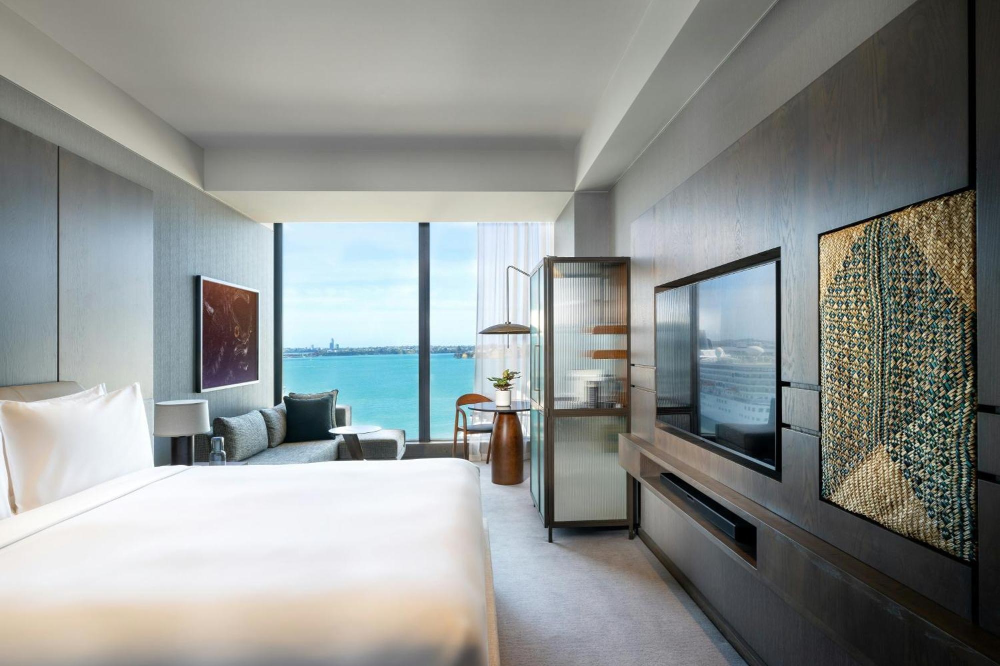Classic King Room with Harbour View - Club Lounge Access